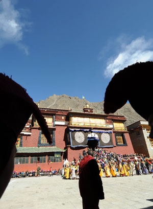  Monks in masks perform during the Lamaist devil dance ceremony at Tsurpu Monastery, about 70 kilometers of Lhasa, capital of southwest China's Tibet Autonomous Region, Feb. 23, 2009.[Chogo/Xinhua]