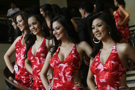 Filipino candidates in swimwear pose during a press preview for the Miss Philippines 2009 pageant in Manila, the Philippines, Feb. 24, 2009. Twenty-four women vied for winning spots in the pageant to represent the country in this year's Miss Universe, Miss World and Miss International pageants. [Xinhua] 