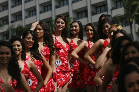 Filipino candidates in swimwear pose during a press preview for the Miss Philippines 2009 pageant in Manila, the Philippines, Feb. 24, 2009. Twenty-four women vied for winning spots in the pageant to represent the country in this year's Miss Universe, Miss World and Miss International pageants. [Xinhua]