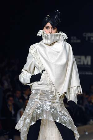 A model displays a designer's creation during the Madrid fashion week in Madrid, Spain, Feb. 24, 2009. The 49th Madrid fashion week closed here Tuesday. There are altogether 45 shows held by 55 designers during the 5-day event. [Chen Haitong/Xinhua]