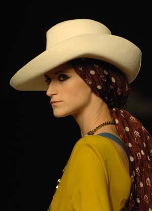 A model displays a creation during the 49th Madrid Fashion Week in Spain, on Feb. 24, 2009. [Chen Haitong/Xinhua] 