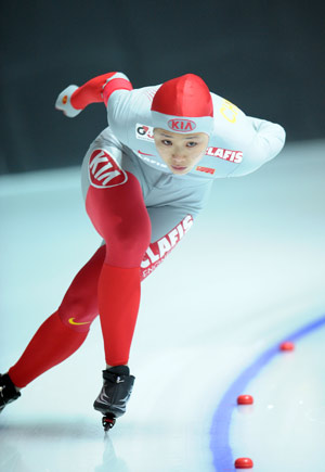 China's Dong Feifei competes during the women's 5000m final of speed skating in the 24th World Winter Universiade at Heilongjiang Speed Skating Gym in Harbin, capital of northeast China's Heilongjiang Province, Feb. 24, 2009. Dong won the gold with 7 minutes 19.76 seconds. (Xinhua Photo) 