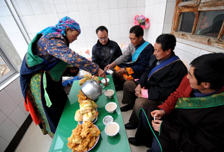 Cao Xinhua prepares ghee tea for her relatives at Honggeda village of Zhuaxixiulong town in Tianzhu Tibetan Autonomous Prefecture of northwest China&apos;s Gansu Province, Feb. 23, 2009. Niu Gongque, an ethnic Tibetan, and his wife Cao Xinhua of Han ethnic will celebrate Tibetan New Year with their relatives at home in Tianzhu Tibetan Autonomous Prefecture. (Xinhua/Han Chuanhao)(