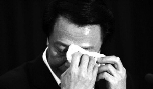 山西省长向矿工家属致歉哽咽一分钟