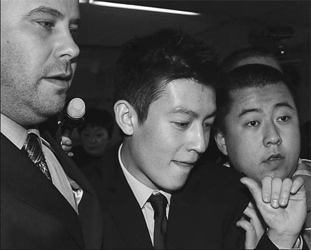 Edison Chen (middle) leaves the Supreme Court surrounded by bodyguards on Monday in Vancouver, Canada. 