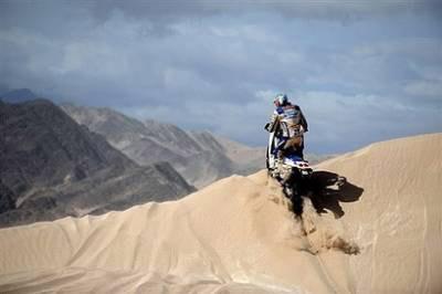 A competitor riding his motrcycle during the 2009 Dakar Rally in Argentina. Chile and Argentina will once again co-host the 2010 Dakar Rally after the success of the most recent edition of the race, Chilean government spokesman Francisco Vidal announced on Tuesday.[Gabriel Bouys/CCTV/AFP]
