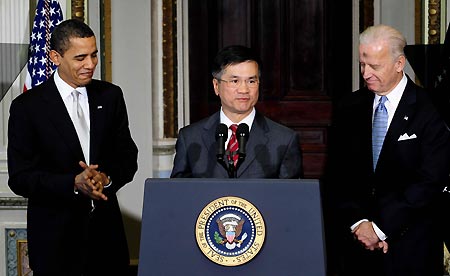 U.S.Former Washington state Governor Gary Locke makes a speech,as U.S. Presidend Barack Obama and Vice President Joe Biden stand by, after he was nominated as commerce secretary in U.S. President Barack Obama's administration, at the White House, Washington,D.C., on Feb.25, 2009.