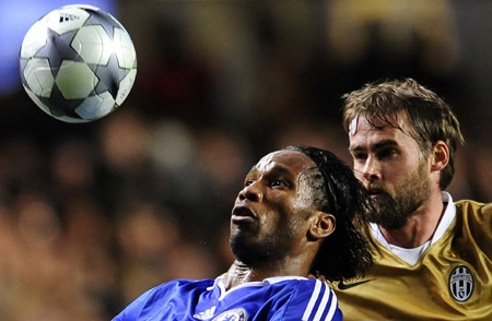 Chelsea's Didier Drogba, left, controls the ball in front of a Juventus' player during their Champions League first knock-out round 1st leg match at the Stamfrod Bridge ground in London, Wednesday Feb. 25, 2009.Didier Drogba gave Chelsea a vital 1-0 win over Juventus in their Champions League last-16 first leg at Stamford Bridge on Wednesday night.(Xinhua/Reuters Photo) 