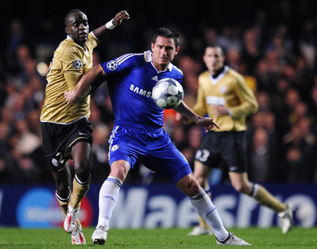 Chelsea's Frank Lampard (R) challenges Juventus' Mohamed Sissoko during their Champions League soccer match at Stamford Bridge in London February 25, 2009. (Xinhua/Reuters Photo) 