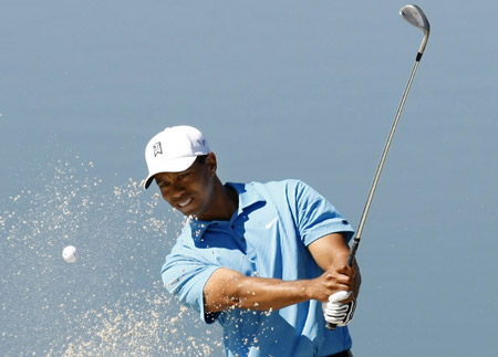 Tiger Woods of the US plays his bunker shot on the third hole during the first round of the Accenture Match Play Championships at Ritz - Carlton Golf Club at Dove Mountain in Marana, Arizona, February 25, 2009.Tiger Woods made a triumphant return from injury Wednesday, defeating Australian Brendan Jones 3 and 2 in the first round of the WGC Accenture Match Play Championship. (Xinhua/Reuters photo) 