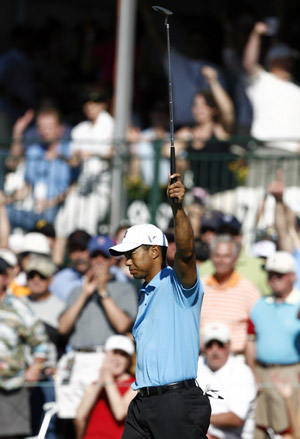 Tiger woods raises his putter while making an eagle on the 13th hole during his first-round victory over Brendan Jones at the World Golf Championships Accenture Match Play Championship, Wednesday, Feb. 25, 2009, in Marana, Ariz. (Xinhua/Reuters photo) 