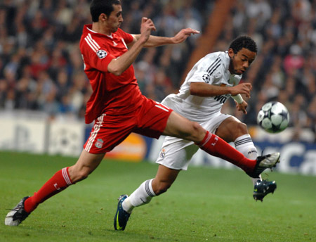 Real Madrid's Marcelo (R) drives the ball during a Champions League soccer match against Liverpool at the Santiago Bernabeu stadium in Madrid, Spain, on February 25, 2009. Real Madrid lost the match 0-1.(Xinhua/Chen Haitong) 
