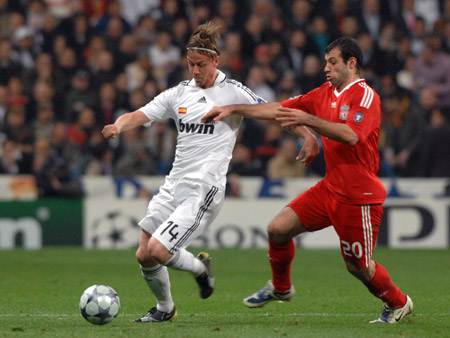 Real Madrid's Gutiterrez Guti (L) vies with Liverpool's Mascherano during their Champions League soccer match at the Santiago Bernabeu stadium in Madrid, Spain, on February 25, 2009. Real Madrid lost the match 0-1.(Xinhua/Chen Haitong) 