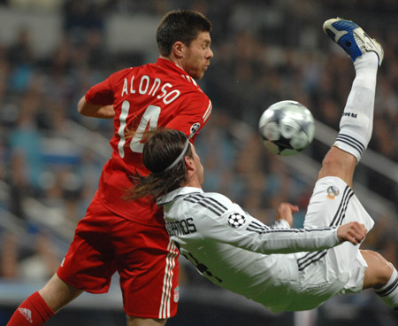 Real Madrid's Ramos (R) vies with Liverpool's Xabi Alonso during their Champions League soccer match at the Santiago Bernabeu stadium in Madrid, Spain, on February 25, 2009. Real Madrid lost the match 0-1.(Xinhua/Chen Haitong) 
