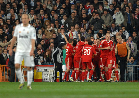 Players of Liverpool celebrate scoring during a Champions League soccer match against Real Madrid at the Santiago Bernabeu stadium in Madrid, Spain, on February 25, 2009. Liverpool won 1-0.(Xinhua/Chen Haitong) 