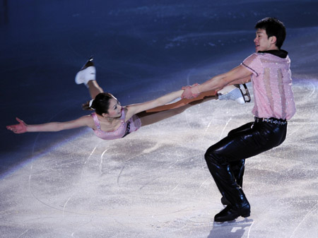 China’s Zhang Dan (L) and Zhang Hao perform during a gala exhibition of figure skating in the 24th Winter Universiade at Harbin International Conference, Exhibition and Sports Center Gym in Harbin, capital city of northeast China's Heilongjiang Province, Feb. 25, 2009. (Xinhua/Yang Zongyou) 