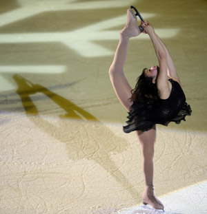 Nana Takeda of Japan performs during a gala exhibition of figure skating in the 24th Winter Universiade at Harbin International Conference, Exhibition and Sports Center Gym in Harbin, capital city of northeast China's Heilongjiang Province, Feb. 25, 2009. (Xinhua/Yang Zongyou) 