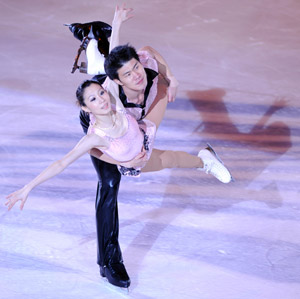 China’s Zhang Dan (L) and Zhang Hao perform during a gala exhibition of figure skating in the 24th Winter Universiade at Harbin International Conference, Exhibition and Sports Center Gym in Harbin, capital city of northeast China's Heilongjiang Province, Feb. 25, 2009. (Xinhua/Yang Zongyou) 