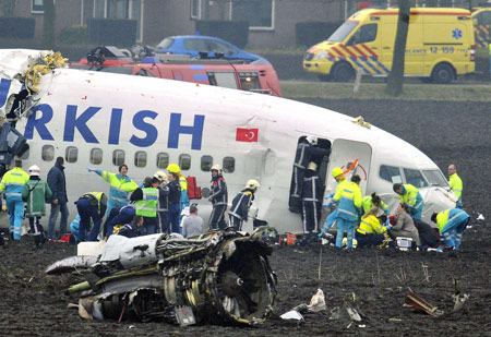 Rescue workers help passengers after a Turkish Airlines passenger plane crashed while attempting to land at Amsterdam's Schiphol airport February 25, 2009.