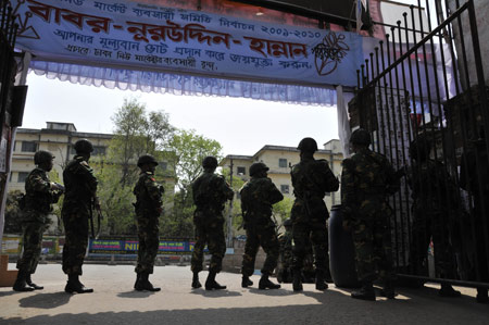 Members of Bangladesh Army take position near the paramilitary Bangladesh Rifles (BDR) Headquarters in Dhaka, capital of Bangladesh, on Feb. 25, 2009. At least one civilian was killed and 13 others injured in gunfights at the BDR Headquarters on Wednesday morning as the BDR soldiers staged revolt against their army officers on certain demands, hospital sources said. (Xinhua/Qamruzzaman) 