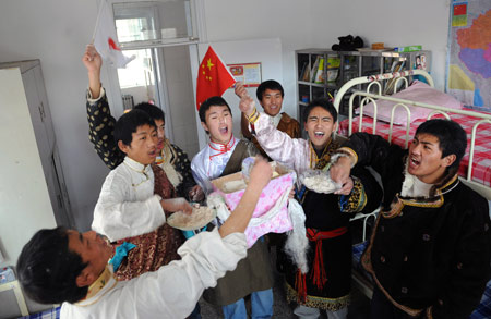 Students of Tibetan ethnic group cheers in their dormitory to celebrate the Tibetan New Year at Tibetan School in Jinan, capital of east China's Shandong Province, Feb. 25, 2009. Tibetans across China are celebrating the 50th Tibetan New Year after the Democratic Reform with their old traditions. (Xinhua/Fan Changguo)