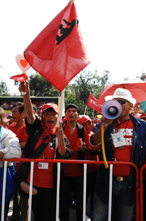 Hundreds of Thai anti-government protestors marching peacefully from the Government House, arrive at the Ministry of Foreign Affairs in Bangkok as they were rallying to pressure Foreign Minister Kasit Piromya to resign on Feb. 25, 2009. (Xinhua/Thana Nuntavoranut)