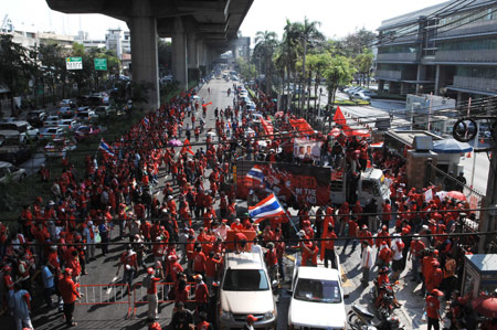 Hundreds of Thai anti-government protestors marching peacefully from the Government House, arrive at the Ministry of Foreign Affairs in Bangkok as they were rallying to pressure Foreign Minister Kasit Piromya to resign on Feb. 25, 2009. (Xinhua/Thana Nuntavoranut)