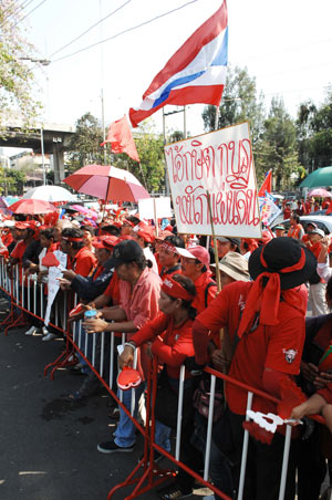 Hundreds of Thai anti-government protestors marching peacefully from the Government House, arrive at the Ministry of Foreign Affairs in Bangkok as they were rallying to pressure Foreign Minister Kasit Piromya to resign on Feb. 25, 2009. (Xinhua/Thana Nuntavoranut) 