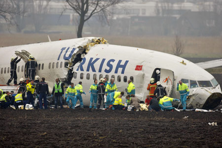 Rescue workers help passengers after a Turkish Airlines passenger plane crashed while attempting to land at Amsterdam's Schiphol airport February 25, 2009.