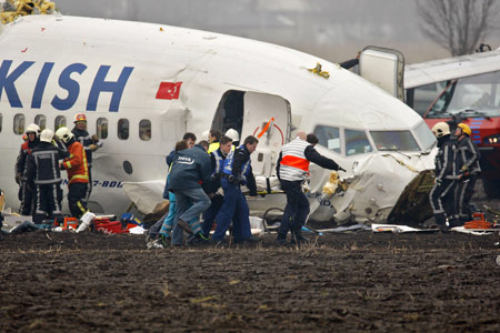 Rescue workers help passengers after a Turkish Airlines passenger plane crashed while attempting to land at Amsterdam's Schiphol airport February 25, 2009.