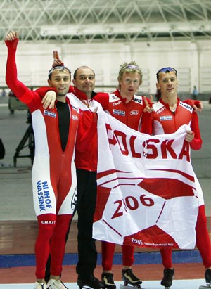 Team members of Poland celebrate after the men's team pursuit final of speed skating in the 24th World Winter Universiade at Harbin, capital city of northeast China's Heilongjiang Province, Feb. 26, 2009. Poland claimed the gold medal with a time of 03:52.96. (Xinhua/Fan Jun)