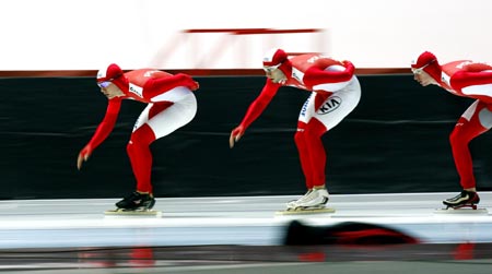 Skaters of Poland competes during the men's team pursuit final of speed skating in the 24th World Winter Universiade at Harbin, capital city of northeast China's Heilongjiang Province, Feb. 26, 2009. Poland claimed the gold medal with a time of 03:52.96. (Xinhua/Fan Jun)