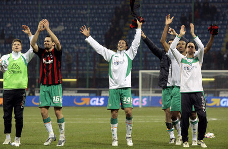 Werder Bremen's players celebrate at the end of their UEFA Cup soccer match against AC Milan at the San siro stadium in Milan February 26, 2009.(Xinhua/Reuters Photo) 