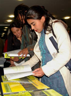 Chinese language learners read the new edition of the teaching book for Chinese in Bogota, Colombia, Feb. 25, 2009. The teaching book was written by Confucius Institute of University of Andes, and published for Chinese language enthusiasts in Spanish countries.