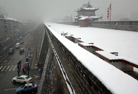 The ancient city wall is covered with snow in Xi'an, capital of northwest China's Shaanxi Province, Feb. 26, 2009. Majority of Shaanxi Province witnessed the first snow of this spring on Thursday. (Xinhua/Ding Haitao)