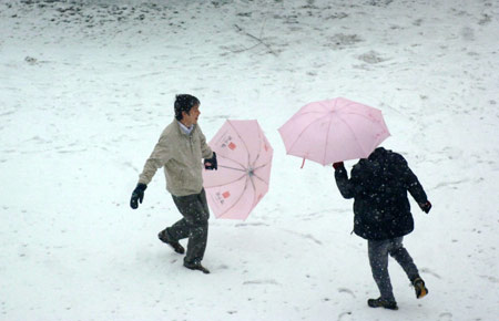 Youths play in snow in Xi'an, capital of northwest China's Shaanxi Province, Feb. 26, 2009. Majority of Shaanxi Province witnessed the first snow of this spring on Thursday. (Xinhua/Ding Haitao) 