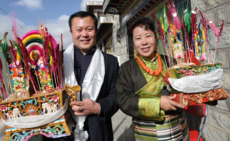 Liu Shengjie (L), a cadre from Beijing, celebrates the Tibetan New Year with his Tibetan friend in Lhasa, capital of southwest China's Tibet Autonomous Region, Feb. 26, 2009, the second day of the 'earth ox' year on the Tibetan calendar. 