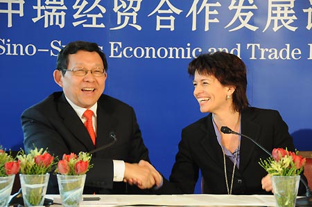 Chinese Commerce Minister Chen Deming (L) shakes hands with Swiss Economy Minister Doris Leuthard at a press conference in Zurich, Switzerland, Feb. 26, 2009. Chen and Leuthard attended here on Thursday the Sino-Swiss Economic and Trade Forum with the aim of intensifying relations between Swiss and Chinese companies.[Xinhua]
