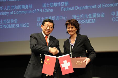 Chinese Commerce Minister Chen Deming (L) shakes hands with Swiss Economy Minister Doris Leuthard, after signing a memorandum on the intensification of technical cooperation in the field of environmental technology, in Zurich, Switzerland, Feb. 26, 2009. Chen and Leuthard attended here on Thursday the Sino-Swiss Economic and Trade Forum with the aim of intensifying relations between Swiss and Chinese companies.[Xinhua]