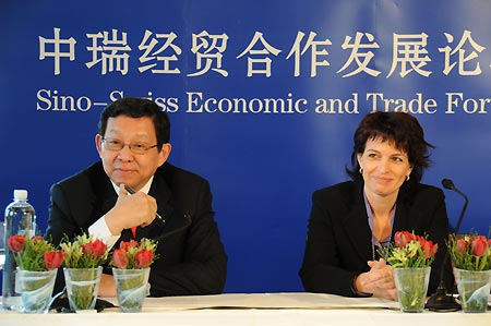 Chinese Commerce Minister Chen Deming (L) and Swiss Economy Minister Doris Leuthard attend a press conference in Zurich, Switzerland, Feb. 26, 2009. Chen and Leuthard attended here on Thursday the Sino-Swiss Economic and Trade Forum with the aim of intensifying relations between Swiss and Chinese companies. [Xinhua]