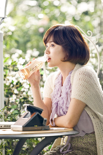 South Korean actress Song Hye Kyo looks plain and cute in her short hair drinking tea. The actress has been picked up as the spokesperson for a Korean beverage brand. 