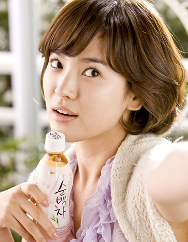 South Korean actress Song Hye Kyo looks plain and cute in her short hair drinking tea. The actress has been picked up as the spokesperson for a Korean beverage brand. 