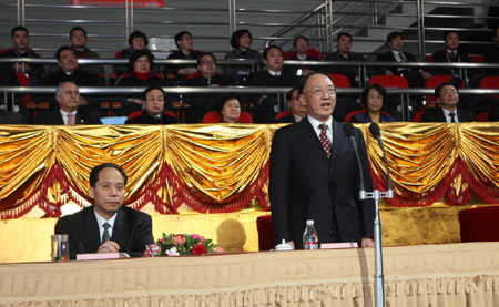 Liu Peng (Front R), director of the General Administration of Sports of China, declare the closing of the 24th Winter Universiade, Harbin, Northeast China's Heilongjiang Province, February 28, 2009. [Xinhua]