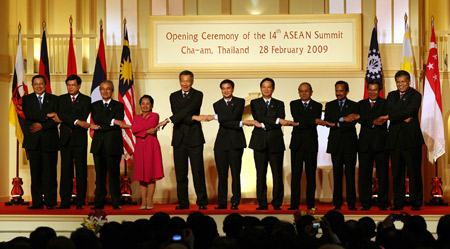 Leaders attending the 14th Association of Southeast Asian Nations (ASEAN) summit have a group picture taken during the opening ceremony of the summit in Hua Hin, Thailand, Feb. 28, 2009.(Xinhua/Zhang Fengguo)