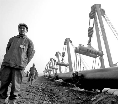 Workers at a construction site in Luoyang, Henan province that is part of China's West-East gas pipeline project. [China Daily]
