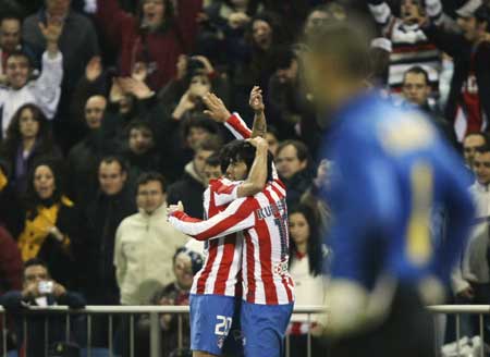 Atletico Madrid's Sergio 'Kun' Aguero (R) is congratulated by teammate Simao after scoring the winning goal against Barcelona during their Spanish first division soccer match at the Vicente Calderon stadium in Madrid March 1, 2009. [Xinhua/Reuters]