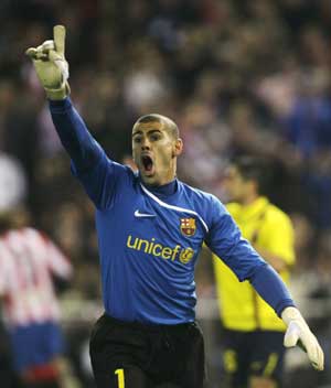 Barcelona's goalkeeper Victor Valdes reacts during their Spanish first division soccer match against Atletico Madrid at the Vicente Calderon stadium in Madrid March 1, 2009. [Xinhua/Reuters]