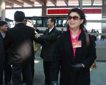 A member of the 11th National Committee of the Chinese People&apos;s Political Consultative Conference (CPPCC) from south China&apos;s Guangdong Province arrives in Beijing, capital of China, March 1, 2009. The Second Session of the 11th CPPCC National Committee will open on March 3. [Liu Weibing/Xinhua] 