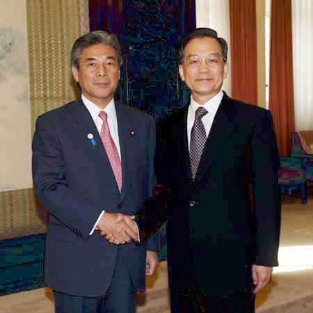 Chinese Premier Wen Jiabao (R) shakes hands with Japanese Foreign Minister Hirofumi Nakasone in Beijing, capital of China, March. 1, 2009. 