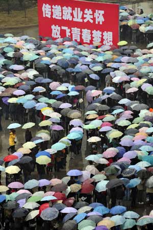 Job hunters queue up to enter the job fair venue in Hangzhou International Exhibition Center, in Hangzhou city of east China's Zhejiang Province, Feb. 28, 2009. 